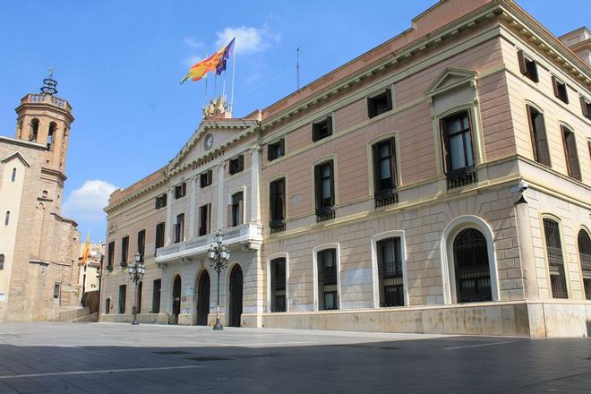 El pleno de Sabadell reprueba al concejal de Vox que hizo el gesto de un disparo en la nuca
