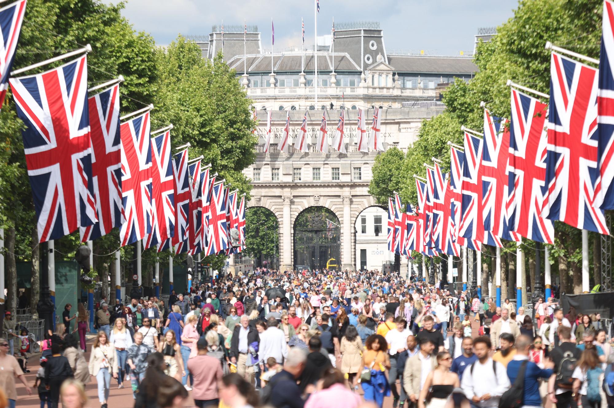 Los británicos celebran frente al Palacio de Buckingham el Jubileo de Platino de la reina Isabel II.