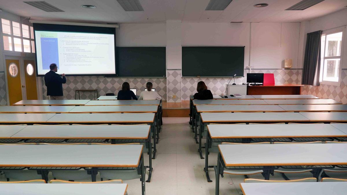 Clase con solo tres alumnos, este lunes en la Facultad de Derecho de la Universidad de Málaga.