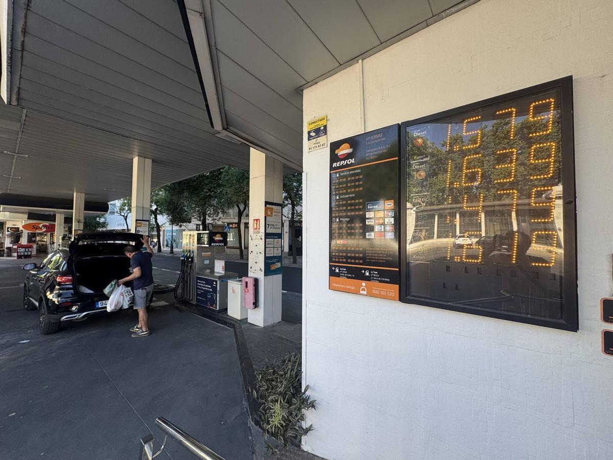 Un persona hace una parada para repostar en una gasolinera de Córdoba.