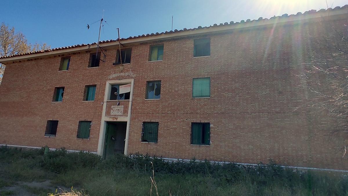 Antigua casa cuartel de la Guardia Civil en Pedroche, en desuso desde 2010.