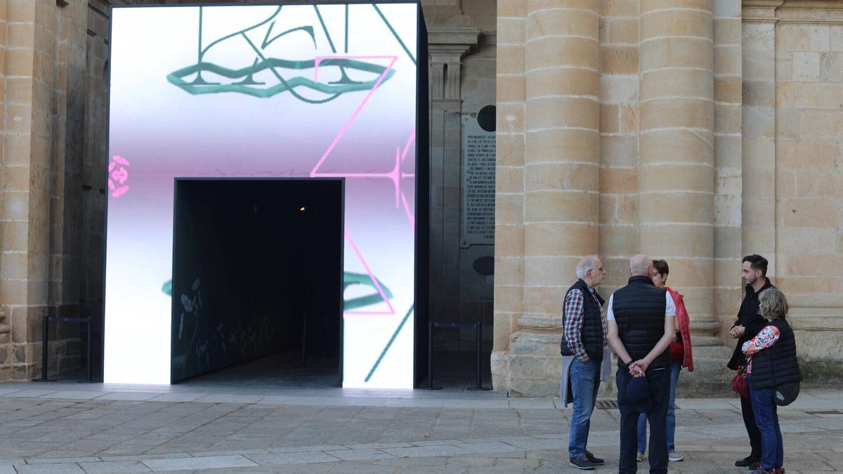 Varias personas reunidas en la entrada de la Catedral de Zamora