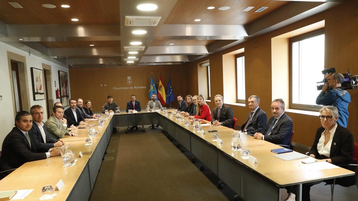 El encuentro entre Barbón y los representantes empresariales que viajaron a México.