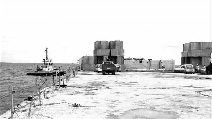 Al fondo de la fotografía, el cajón número 20, en el momento de ser arrimado al número 19 del dique norte, durante la operación de fondeo ejecutada ayer con la ayuda de remolcadores.