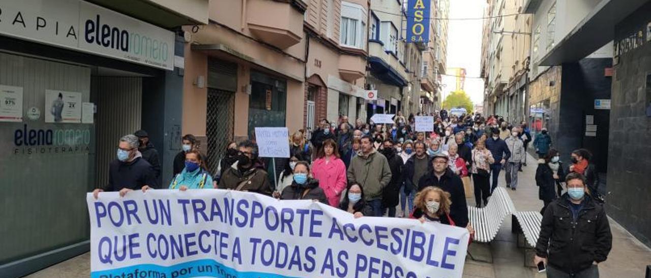 Usuarios de la línea de autobús Ferrol-A Coruña durante la protesta organizada ayer. |   // CEDIDA