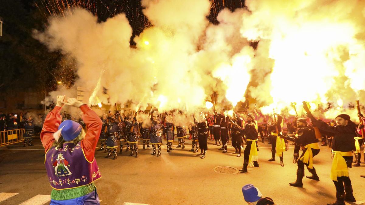 Disparos de Arcabuces y salida del Santo.