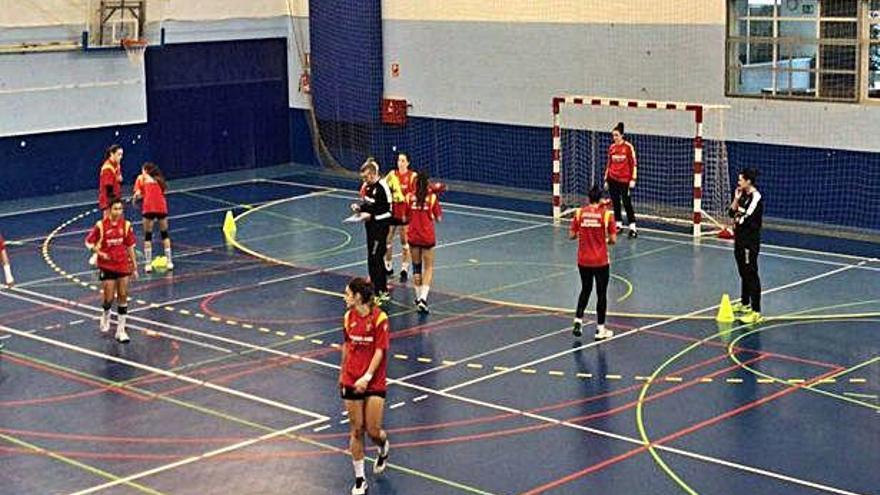 La selección española femenina júnior, con Isabel Rosinos a la izquierda, entrena en territorio madrileño.