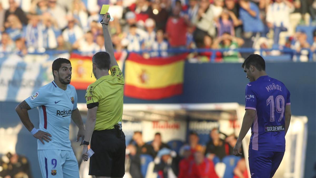 Undiano Mallenco amonesta a Luis Suárez durante el Leganés-FC Barcelona