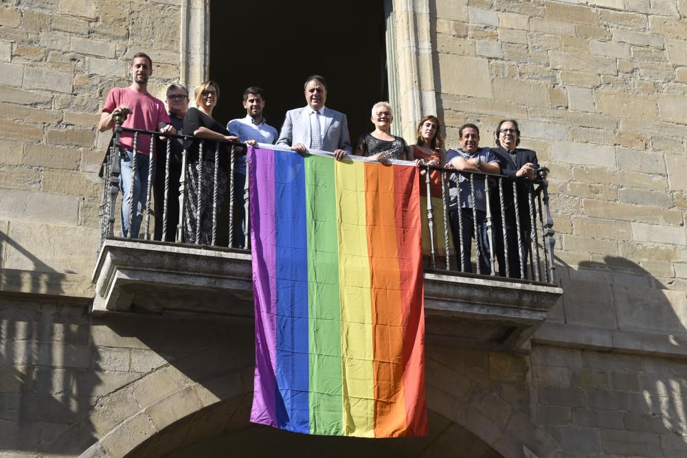 Representants dels diferents grups pengen la bandera de l'orgull gai a l'Ajuntament de Manresa