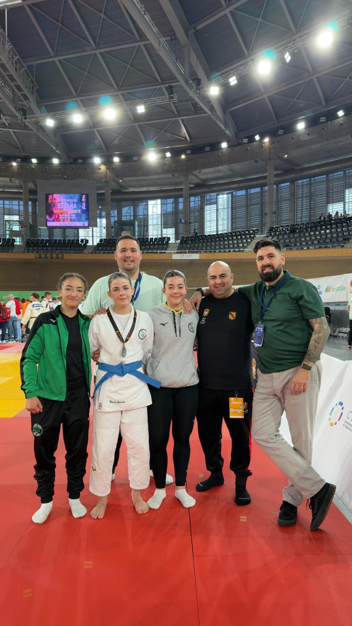 Dina Hamri, María García y Adriana Ferrer, junto a sus entrenadores Víctor Canseco, Antonio Ferruz y el presidente, Juan Francisco Blázquez
