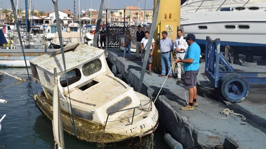 El consejero de Medio Ambiente supervisó ayer los trabajos de extracción de un barco en la playa Carrión de Los Alcázares.