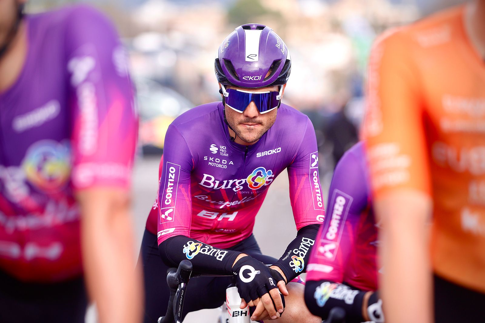 La salida de la etapa de Córdoba de la Vuelta a Andalucía en imágenes