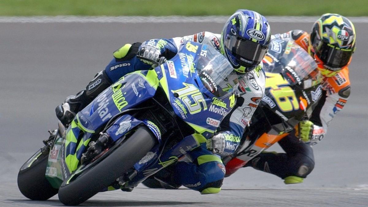 Sete Gibernau por delante de Valentino Rossi en 2003