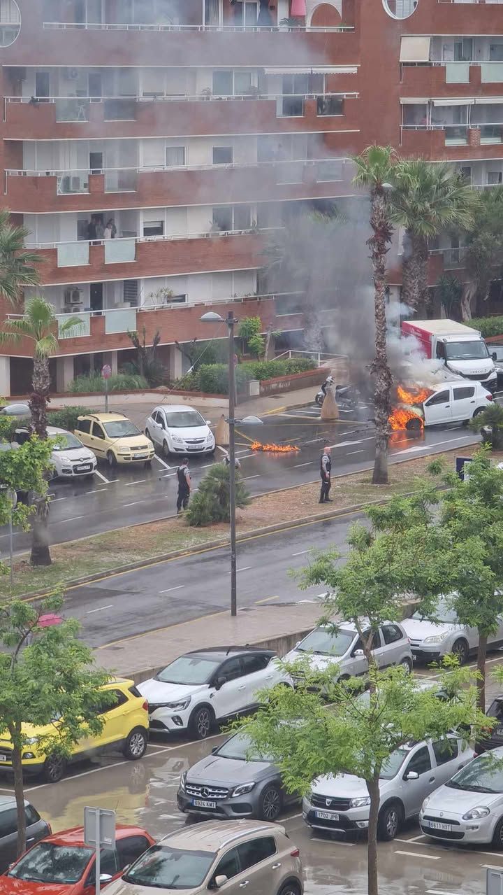 Galería: Arde un coche aparcado frente al Hospital Can Misses