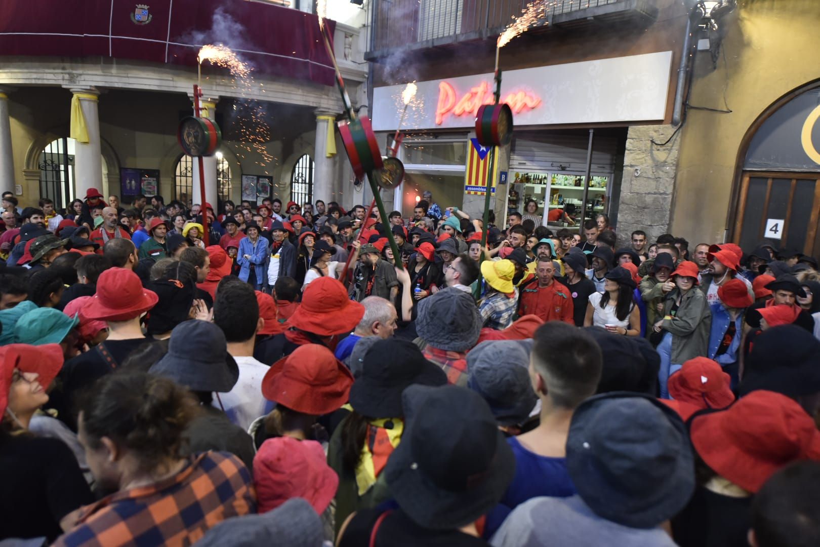 Berga inicia el passacarrers del vespre de Patum enmig d'una gran cridòria