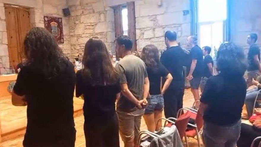 Manifestantes de la Plataforma en el momento de interrumpir  la sesión plenaria.   | // D.P.