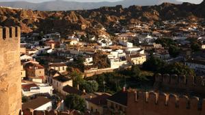 Regresa al pasado con este pueblo español lleno de casas-cueva que se extienden por el subsuelo