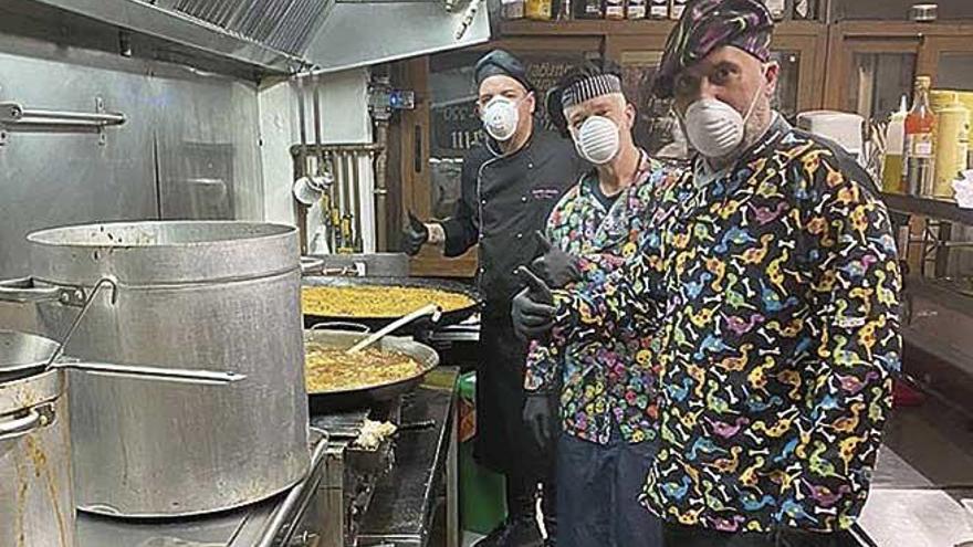 Los chefs del restaurante del Arenal elaboraron paella para los necesitados.