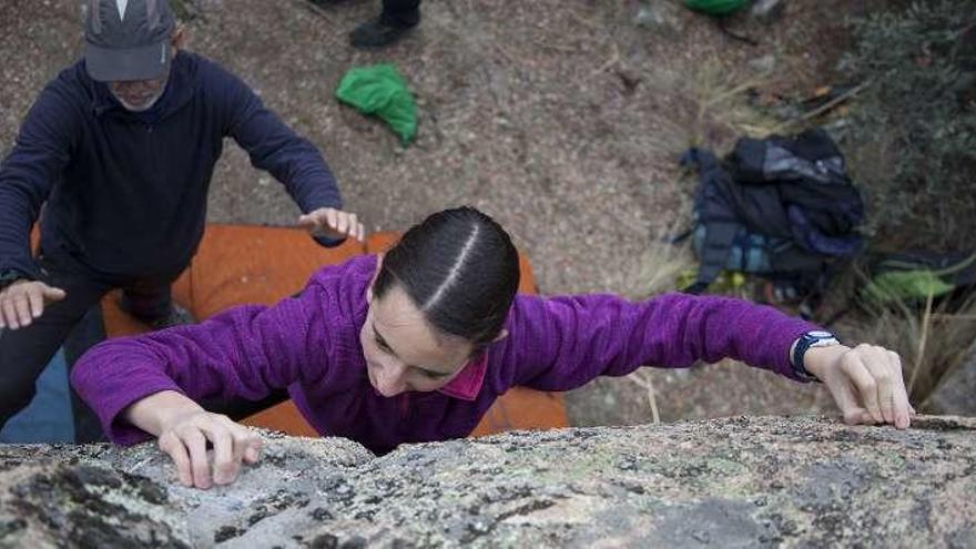 Una jóven afronta una escalada de nivel más complejo.