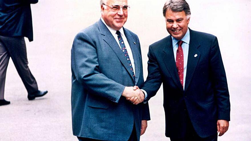 González recibe a su amigo Helmut Kohl en Palma, 1995.