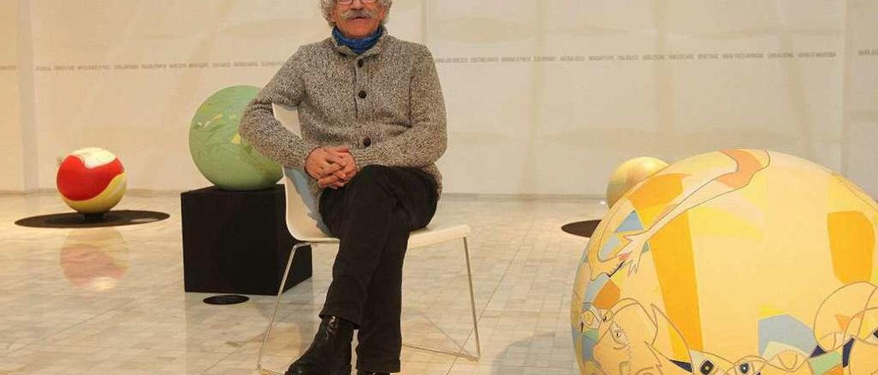 Baldomero Moreiras con su obra en el Centro José Ángel Valente. // Iñaki Osorio