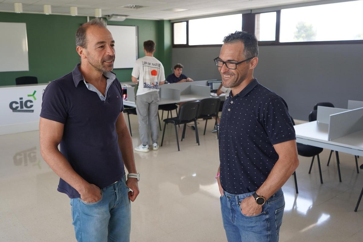 El regidor de educación de Ontinyent en la sala de estudio.