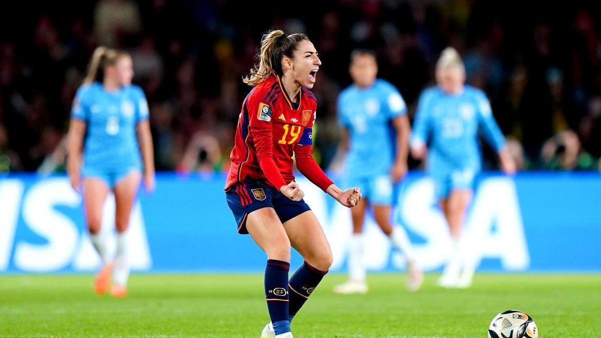 Olga Carmona celebra el título en el momento en que la árbitro pita el final.