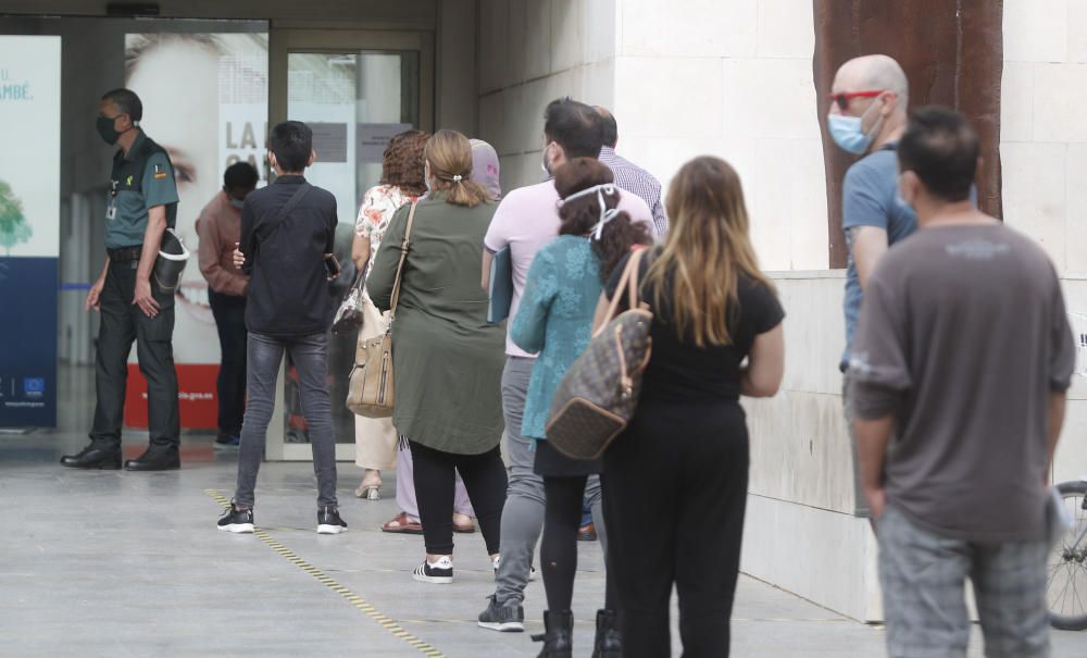 Colas en el primer día de apertura de los juzgados en València