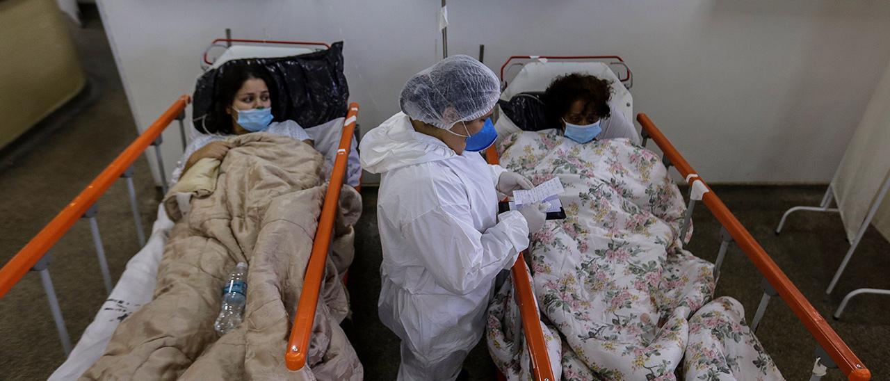 Una paciente de COVID-19 escucha una carta de sus familiares leída por una sanitaria en el Hospital General de Nova Iguaçú, en el área metropolitana de Río de Janeiro.