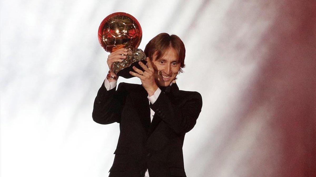 Modric, levantando el Balón de Oro