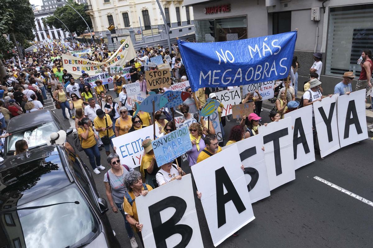 Manifestantes protestan contra el turismo en masa, este sábado, en Las Palmas de Gran Canarias