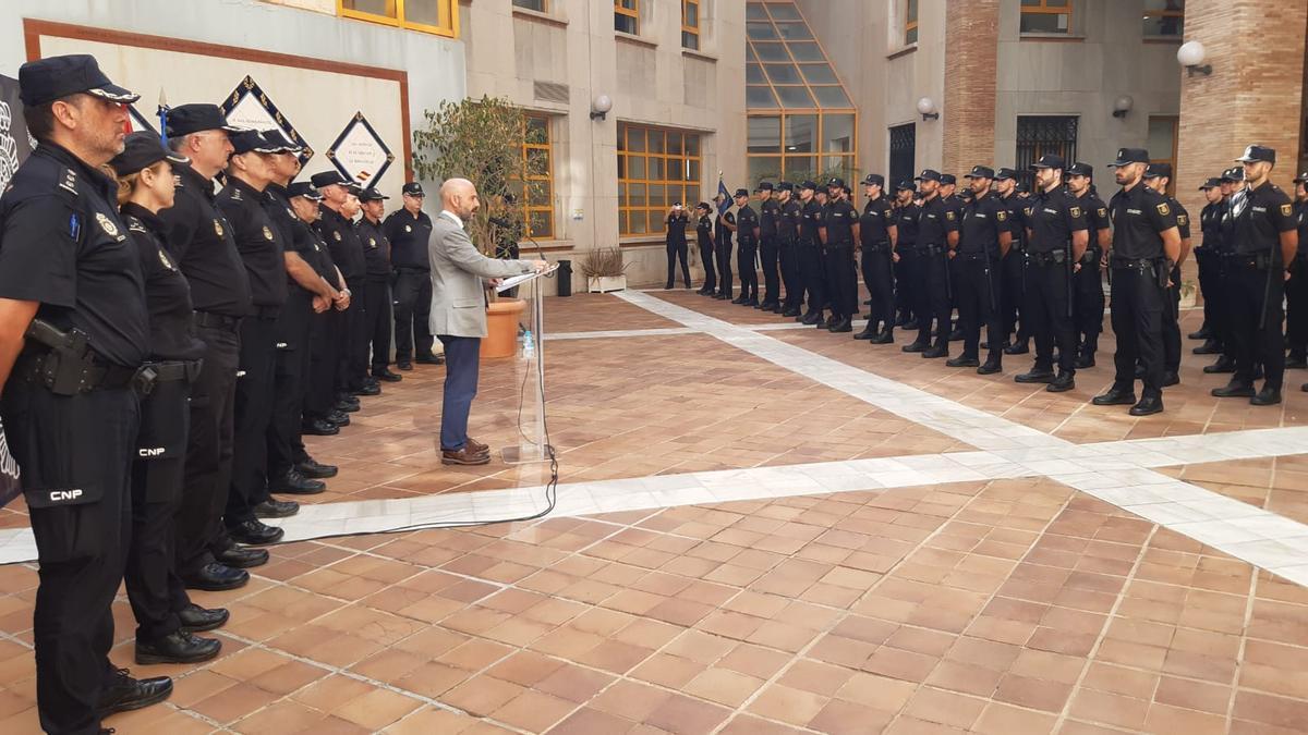 Francisco Javier Salas en la presentación de la Operación Verano 2022 junto a los nuevos policías en prácticas