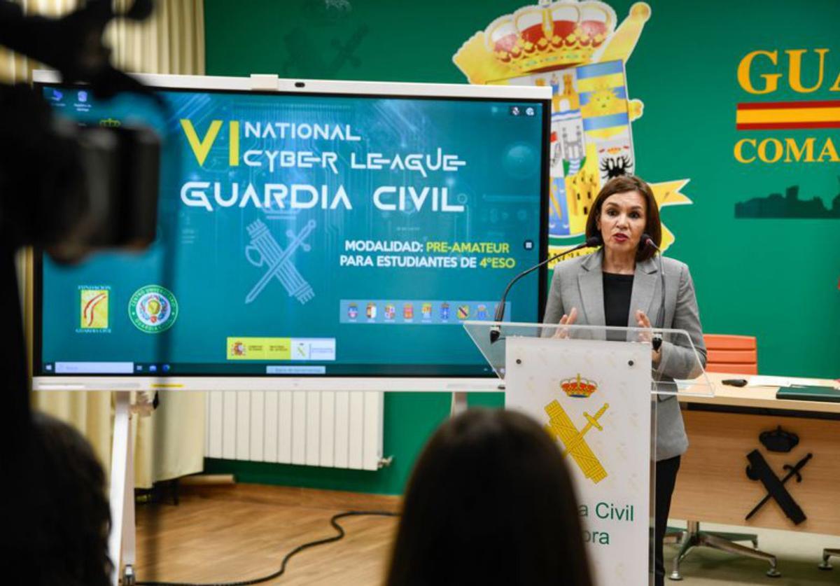 María Teresa Pérez, directora provincial de Educación (izq.); el subdelegado con Tránsito Martín, directora del IES Claudio Moyano (centro) y Jesús José González, comandante jefe (der.). | M. A. L.