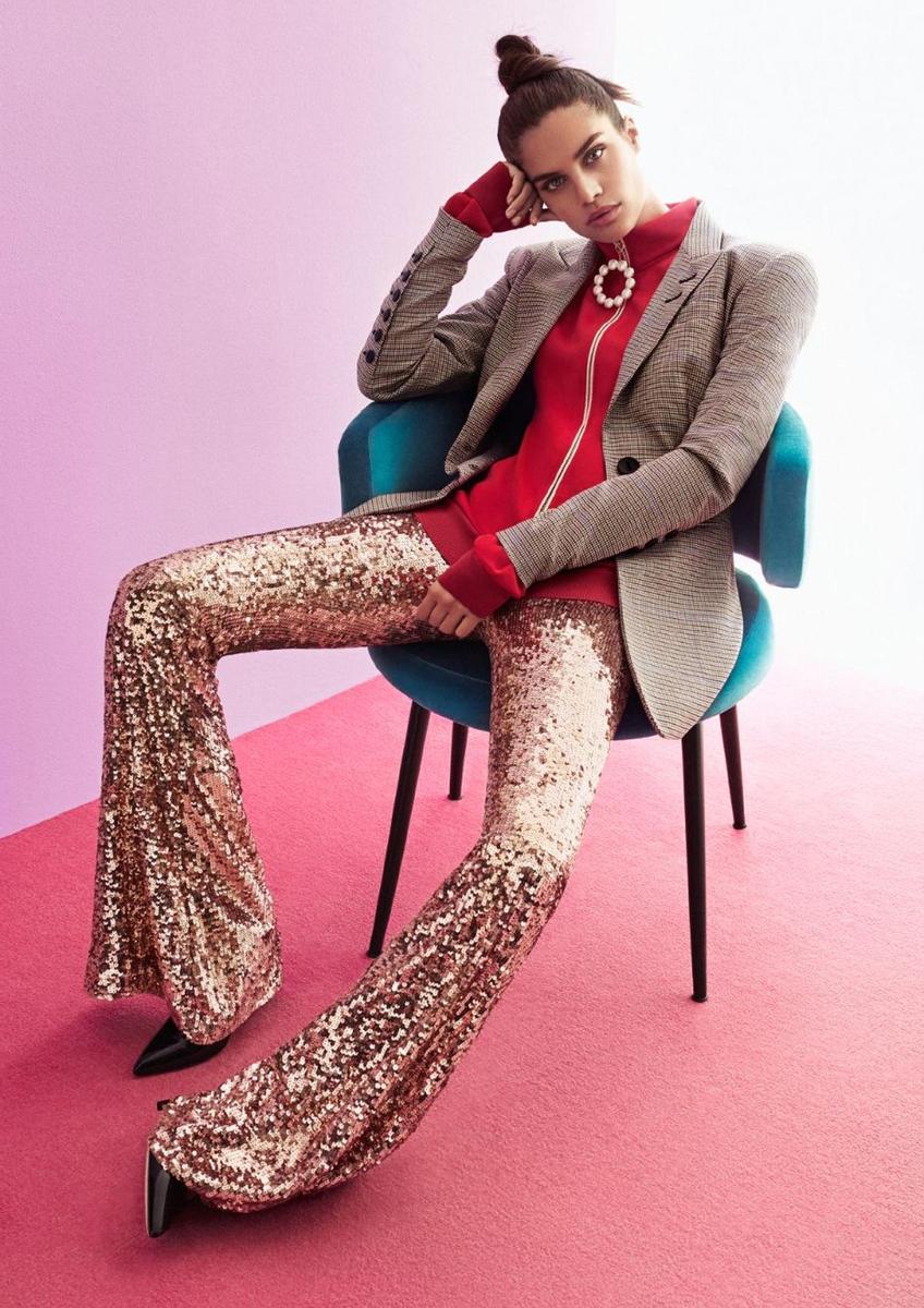 Sara Sampaio a todo brillo en la nueva campaña de Pinko
