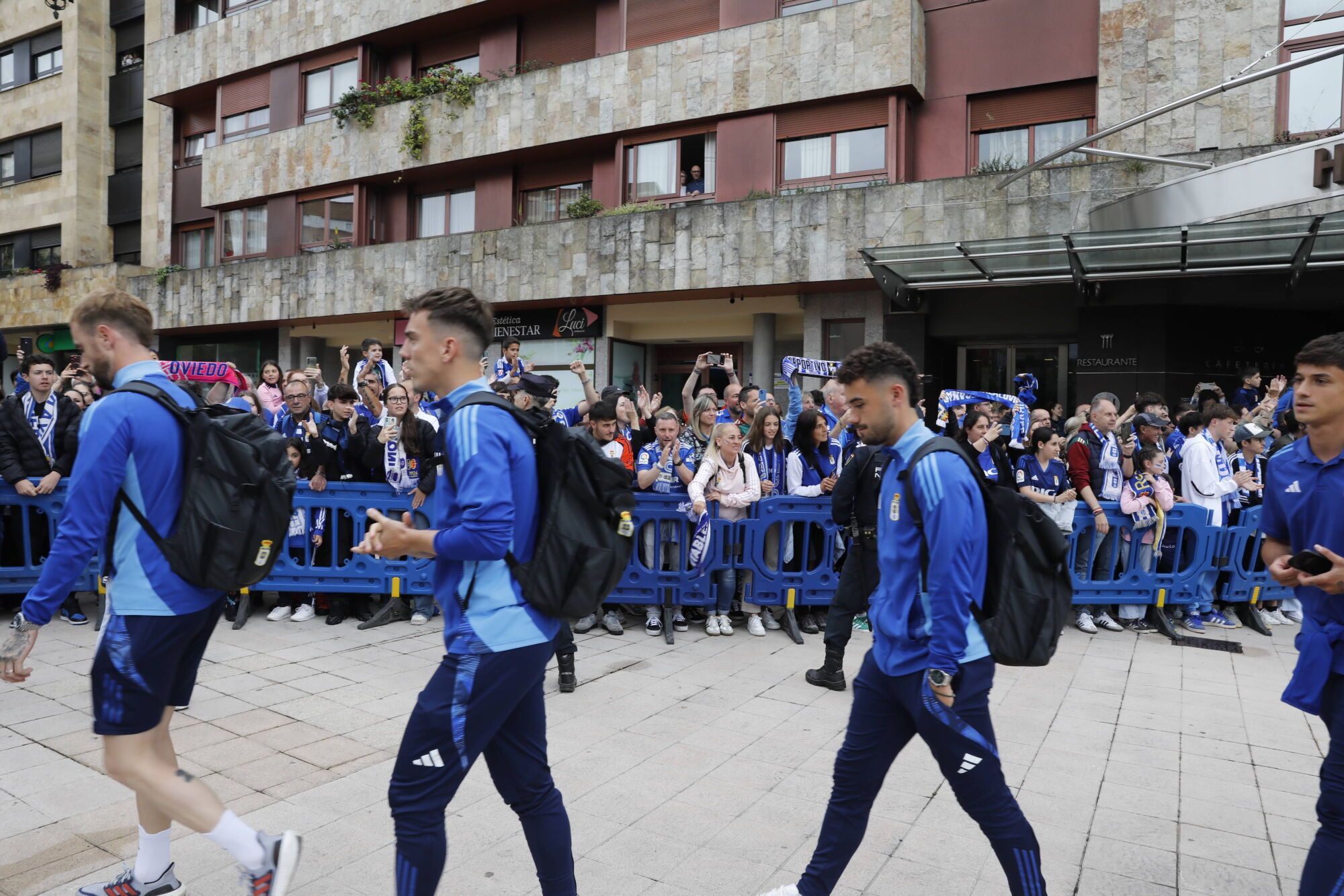 Así fue el recibimiento de la afición al Real Oviedo y toda la previa del último partido de la temporada