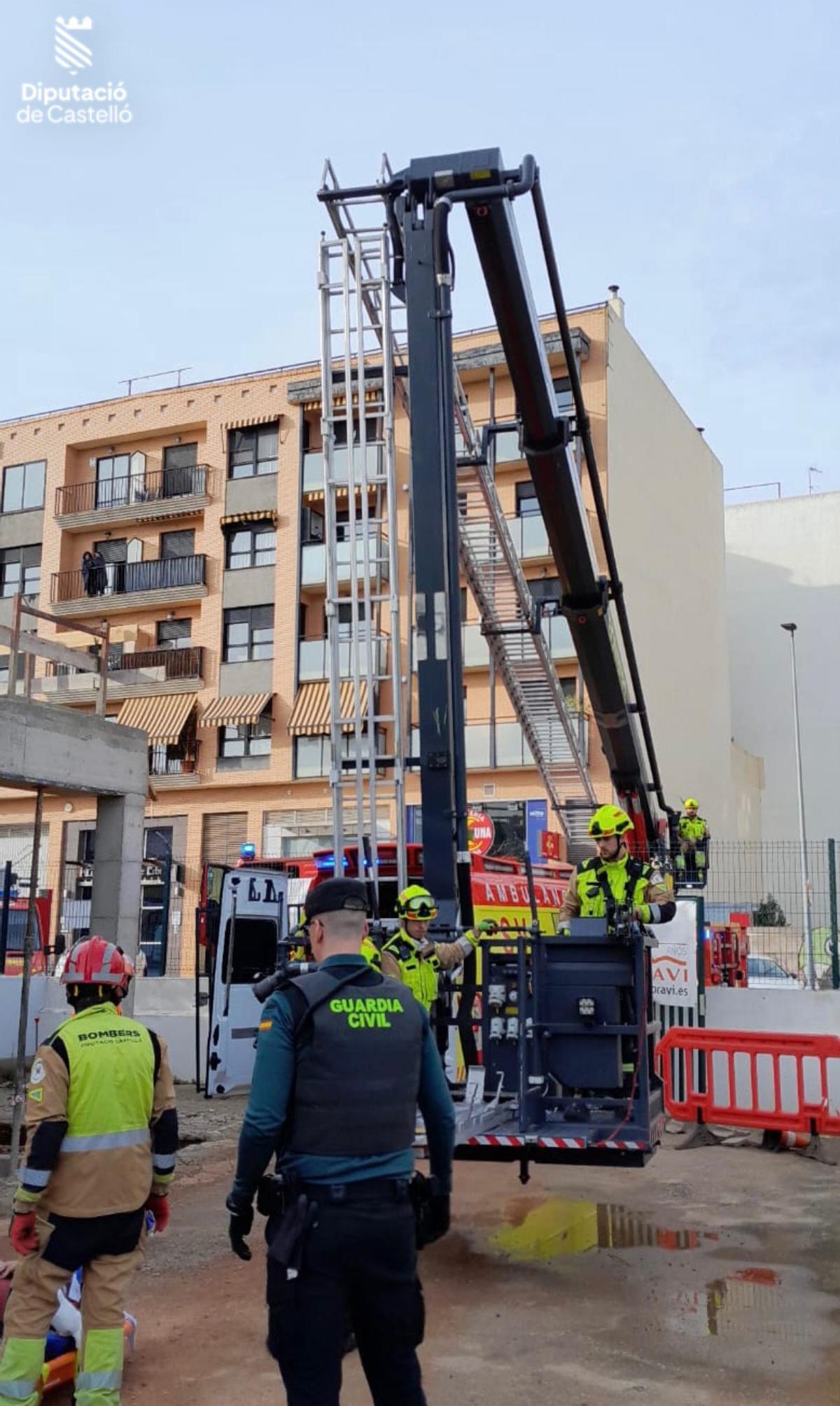 La grúa utilizada por los Bomberos de la Diputación para rescatar al hombre.