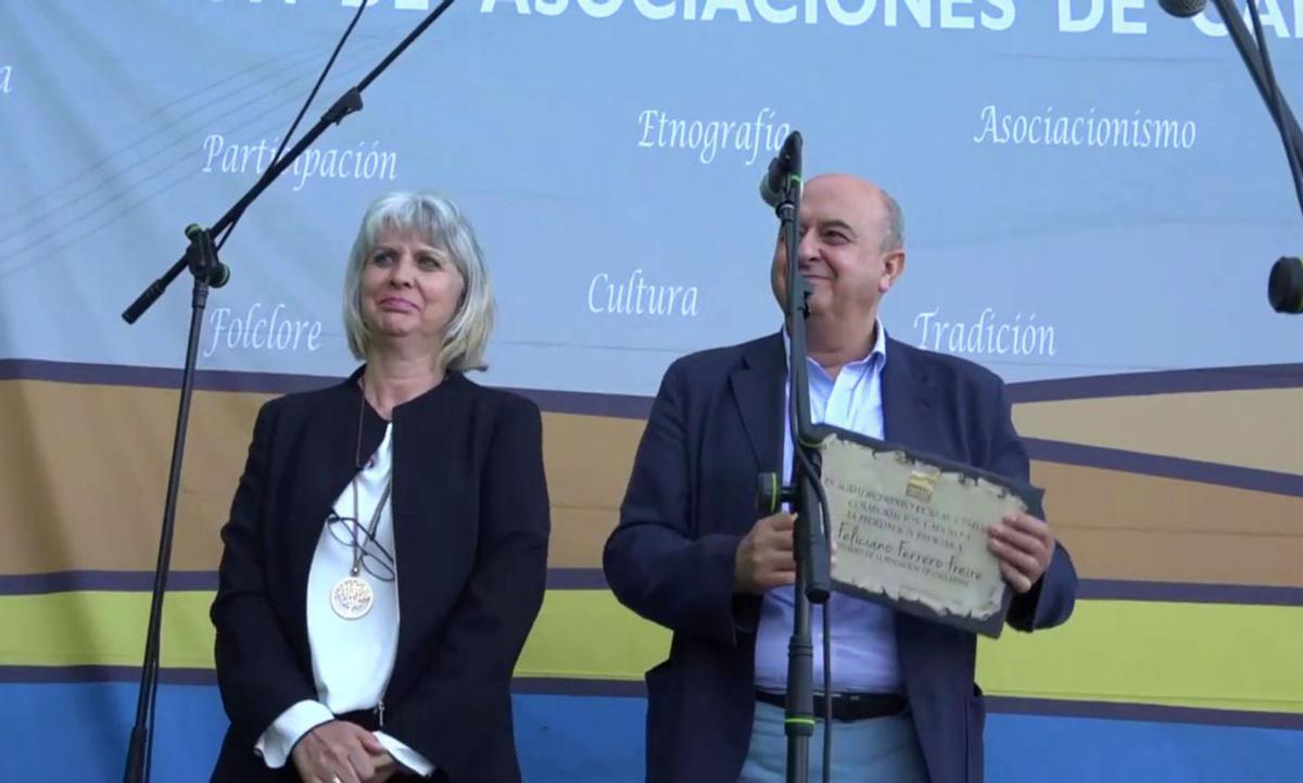 Feliciano Ferrero con la placa entregada por la presidenta de Espigas, Flor Guerrero. | Espigas