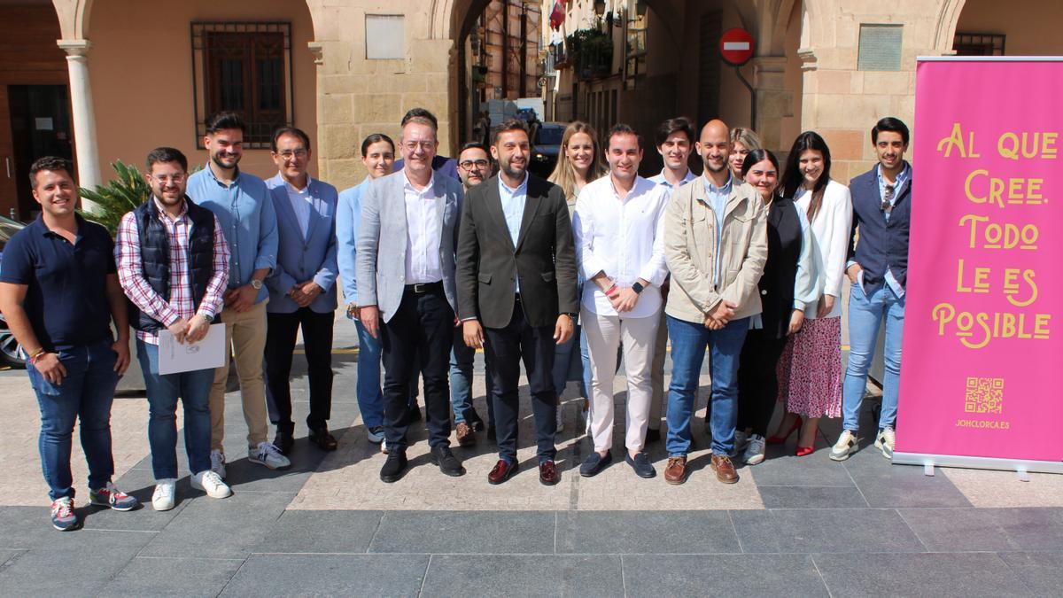 Ramón Mateos, Juan Francisco Martínez, Juan Manuel Pérez y José Ángel Pérez, con el resto de integrantes del Comité Organizador del X Encuentro Nacional de Jóvenes de Hermandades y Cofradías, este jueves.