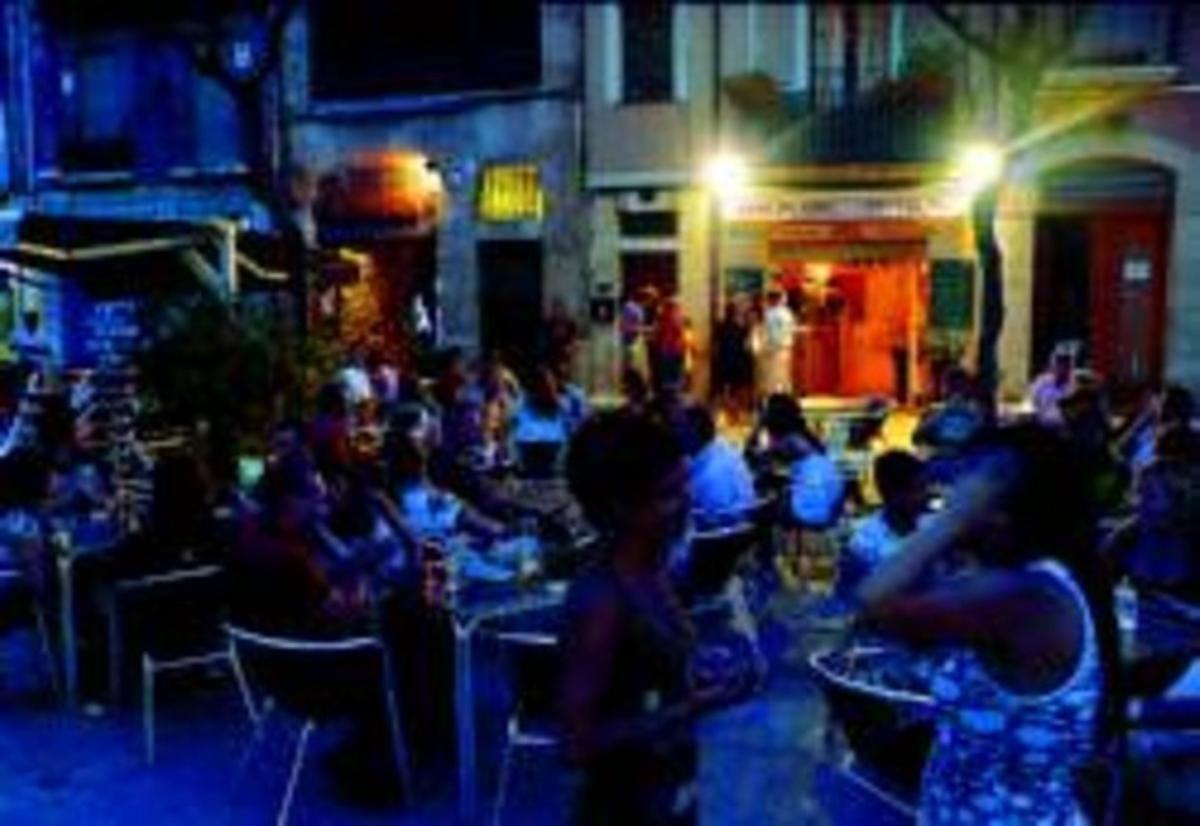 Les terrasses de la plaça de la Font estan plenes de gent a l’arribar el bon temps. Les terrasses de la plaça de la Font estan plenes de gent a l’arribar el bon temps.