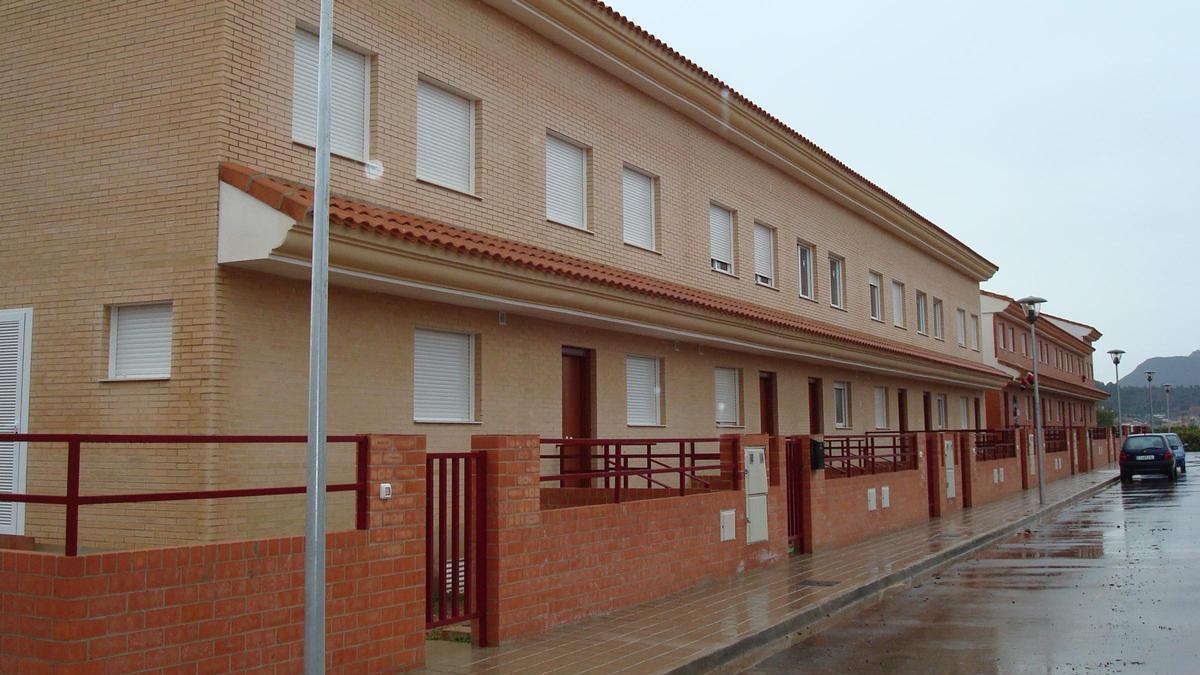 Imagen de archivo de los adosados subastados en Alfara de la Baronia.