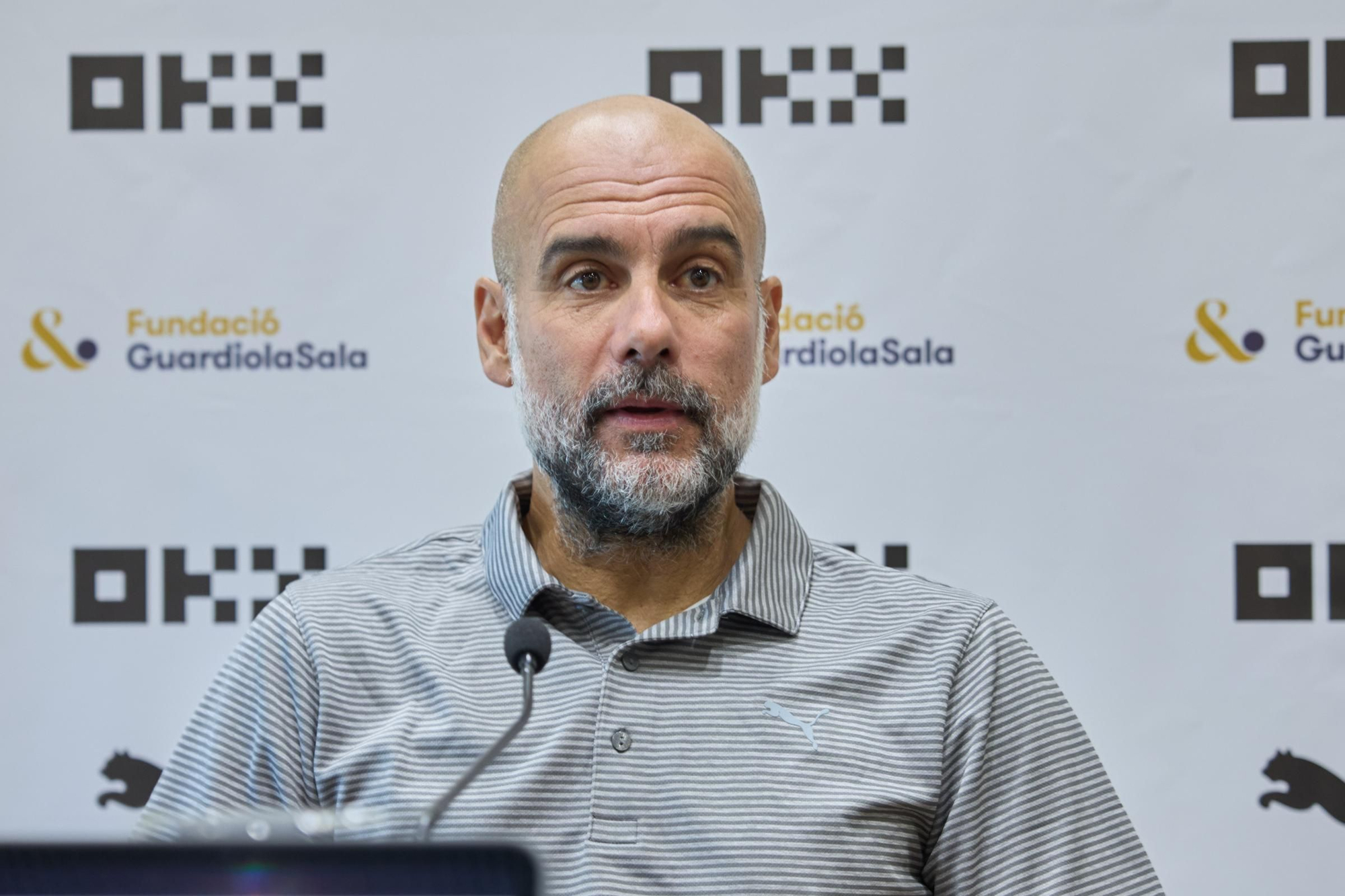 Les fotos de Pep Guardiola durant la roda de premsa del Legends Trophy