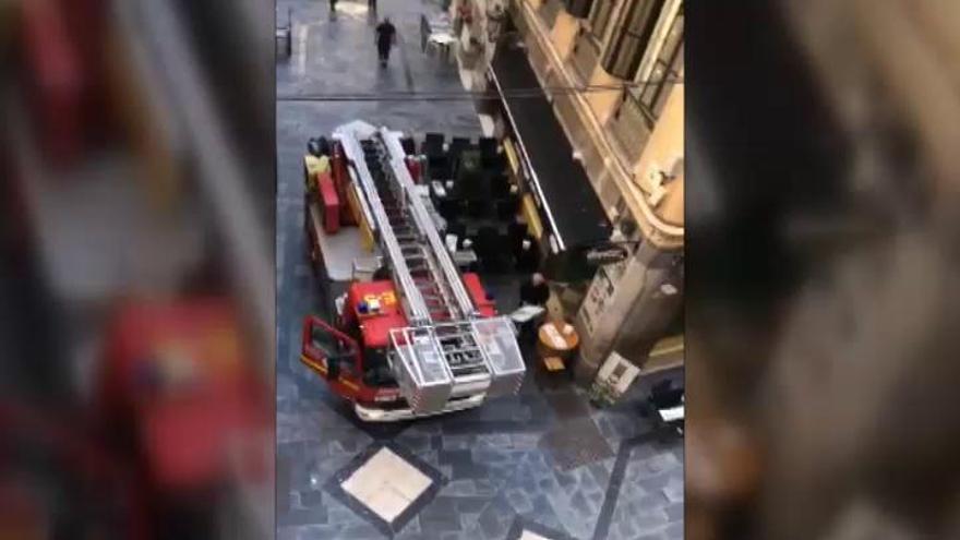 Las terrazas impiden el paso de un camión de Bomberos en el Centro de Málaga