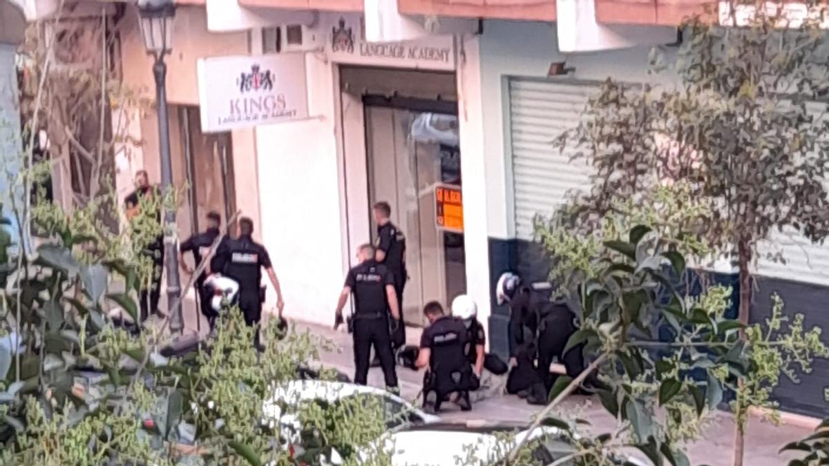 Agentes de policía deteniendo al fugitivo en el barrio de Malilla