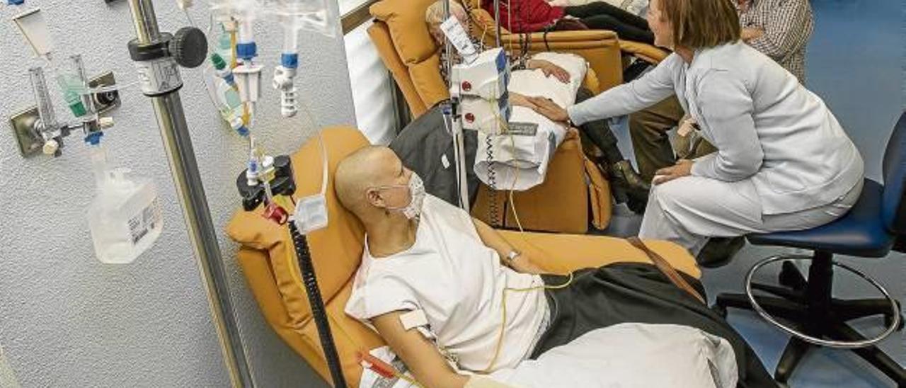 Pacientes reciben tratamiento en el hospital de día del Hospital de Sant Joan.
