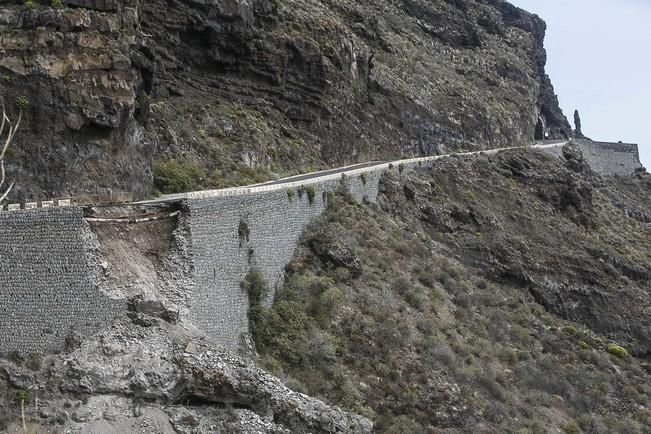 13/07/2016 Visita del presidente del Cabildo de Tenerife Carlos Alonso  junto a Técnicos para ver in situ el estado del derrumbe del talúd de la carretera que lleva a la Punta de Teno.José Luis González