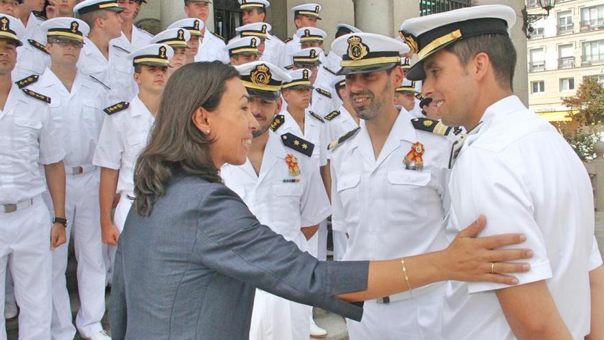 La alcaldesa, María Ramallo, saluda a oficiales de la Armada a las puertas del Concello de Marín