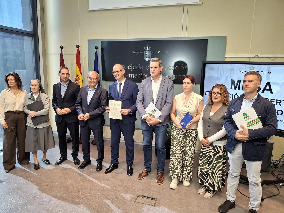 Miembros de la Mesa Concertada tras la firma del acuerdo.