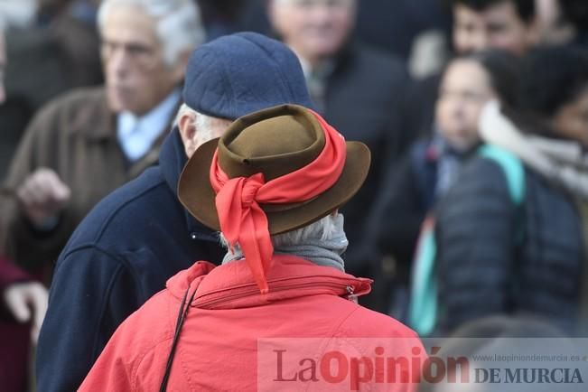 Los romeros acompañan a la Santa pese al frío.