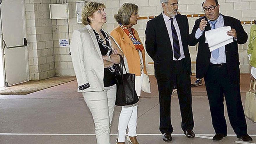 La  visita de Cores Tourís y Pérez Ares al pabellón de deportes escolar de A Lomba.  // Noé Parga