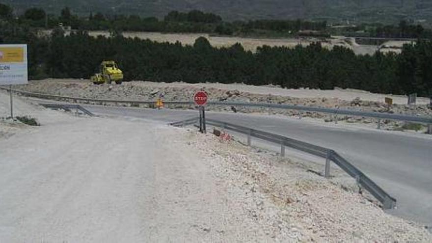 El Consell ha cerrado el acceso a las carreteras comarcales para dificultar las obras.